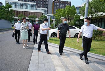 烈日炎炎，領(lǐng)導(dǎo)送信心|閔行區(qū)委委員、區(qū)人民檢察院黨組書(shū)記、檢察長(zhǎng)胡春健帶隊(duì)赴寶開(kāi)智能開(kāi)展大走訪、大排查