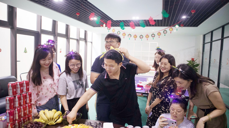 八月集體生日會 | 與久違的祝?；馃嵯嘧?  src="/uploads/allimg/210903/1-210Z3141000F3.jpg" /></p>
<p>“云天收夏色，木葉動秋聲?！绷⑶镫m已過，仲夏的熱情卻并未減退半分。8月11日，在這驕陽似火、蟬聲陣陣的日子里，寶開在企業(yè)總部活動室舉辦新一期集體生日會，為8-9月生日的伙伴慶生。</p>
<p><img alt=
